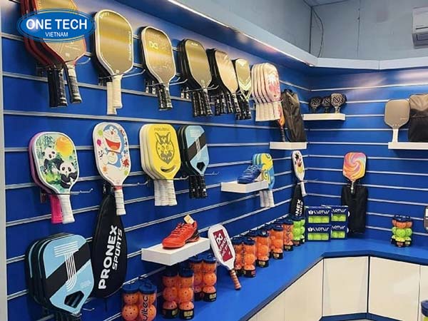 Kệ móc treo vợt pickleball hiện đại, chất liệu bền đẹp, dễ vệ sinh, phù hợp cho cửa hàng thể thao và câu lạc bộ.