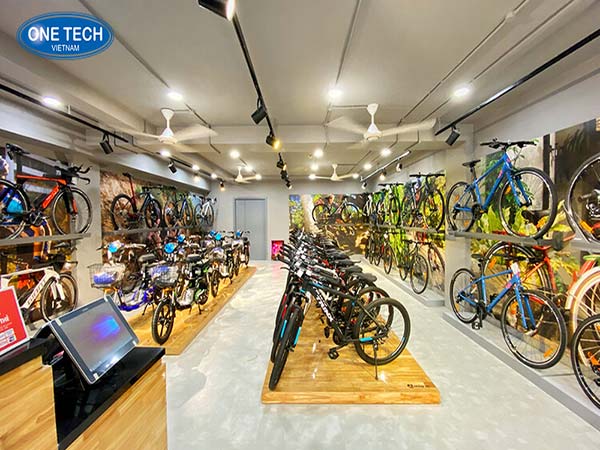 Bục trưng bày xe đạp cao cấp bằng gỗ, thiết kế sang trọng, phù hợp cho showroom và cửa hàng xe đạp.