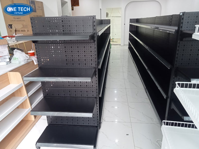 Kệ siêu thị màu đen lưng tôn lỗ chắc chắn, thẩm mỹ cao Kệ siêu thị màu đen lưng tôn lỗ trưng bày hàng hóa gọn gàng trong cửa hàng tiện lợi