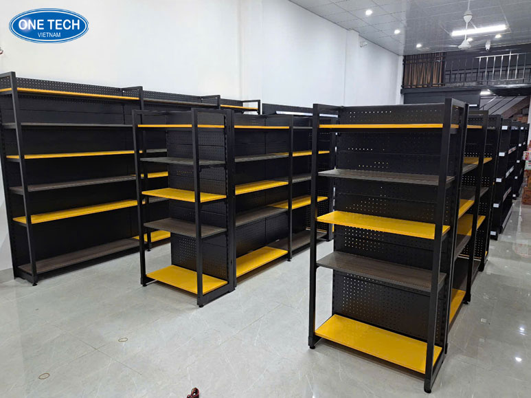 Kệ siêu thị đen phối màu đẹp mắt – Giải pháp trưng bày hiện đại và sang trọng Kệ siêu thị màu đen phối viền nổi bật, thiết kế sang trọng phù hợp cho cửa hàng hiện đại