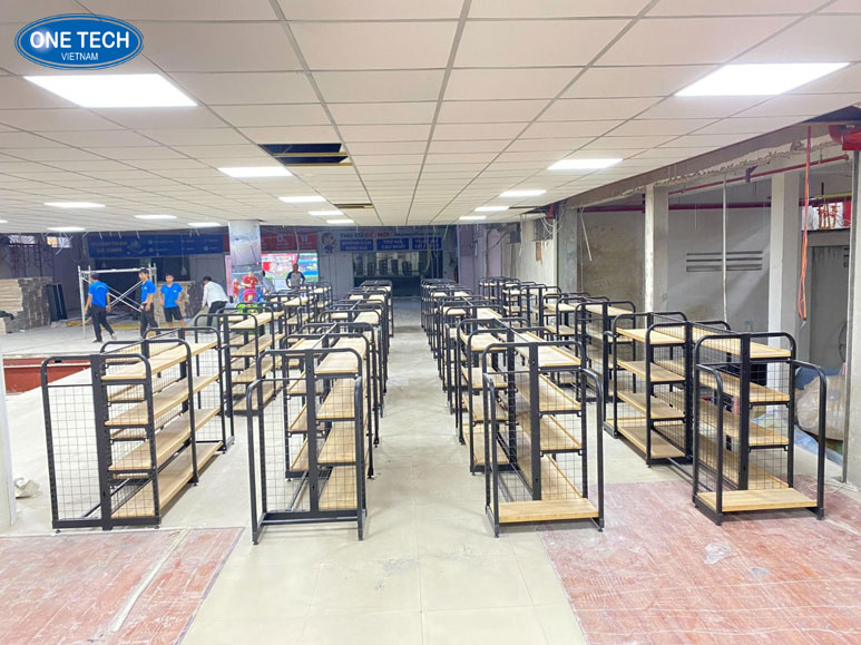 Kệ trưng bày màu đen phối gỗ sang trọng cho cửa hàng Kệ trưng bày màu đen kết hợp gỗ tự nhiên, thiết kế hiện đại dùng trong cửa hàng tiện lợi và siêu thị
