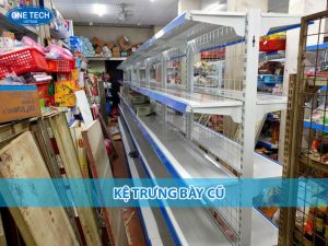 Kệ trưng bày cũ bằng sắt sơn tĩnh điện vẫn chắc chắn và sử dụng tốt trong cửa hàng tạp hóa nhỏ