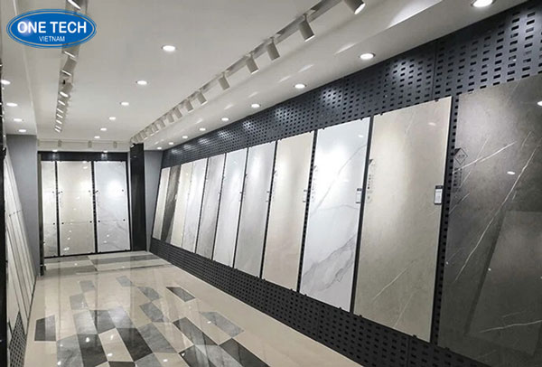 Kệ tôn lỗ treo tường trưng bày gạch ốp đẹp, chắc chắn Kệ tôn lỗ treo tường dùng để bày gạch ốp lát trong showroom nội thất
