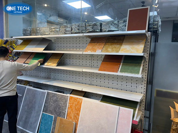 Kệ siêu thị trưng bày gạch ốp lát chuyên dụng, chắc chắn và thẩm mỹ Kệ trưng bày gạch ốp lát bằng thép sơn tĩnh điện, thiết kế hiện đại tại siêu thị vật liệu xây dựng