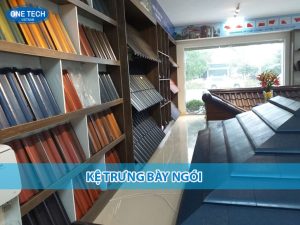 Kệ trưng bày ngói thép vân đá cao cấp với nhiều ngăn phân loại tại showroom vật liệu xây dựng