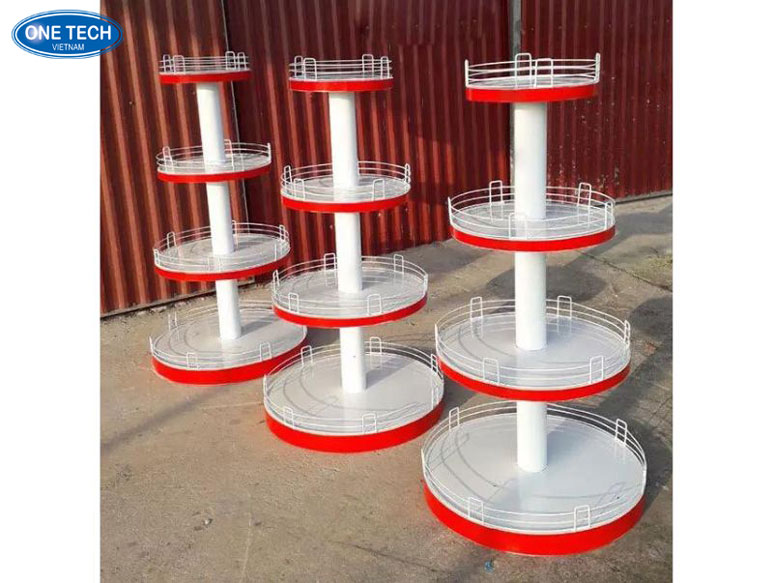 Kệ trưng bày nước suối tại cửa hàng siêu thị – Hình ảnh thực tế Kệ trưng bày nước suối tại cửa hàng siêu thị, thiết kế hiện đại và hiệu quả không gian trưng bày.
