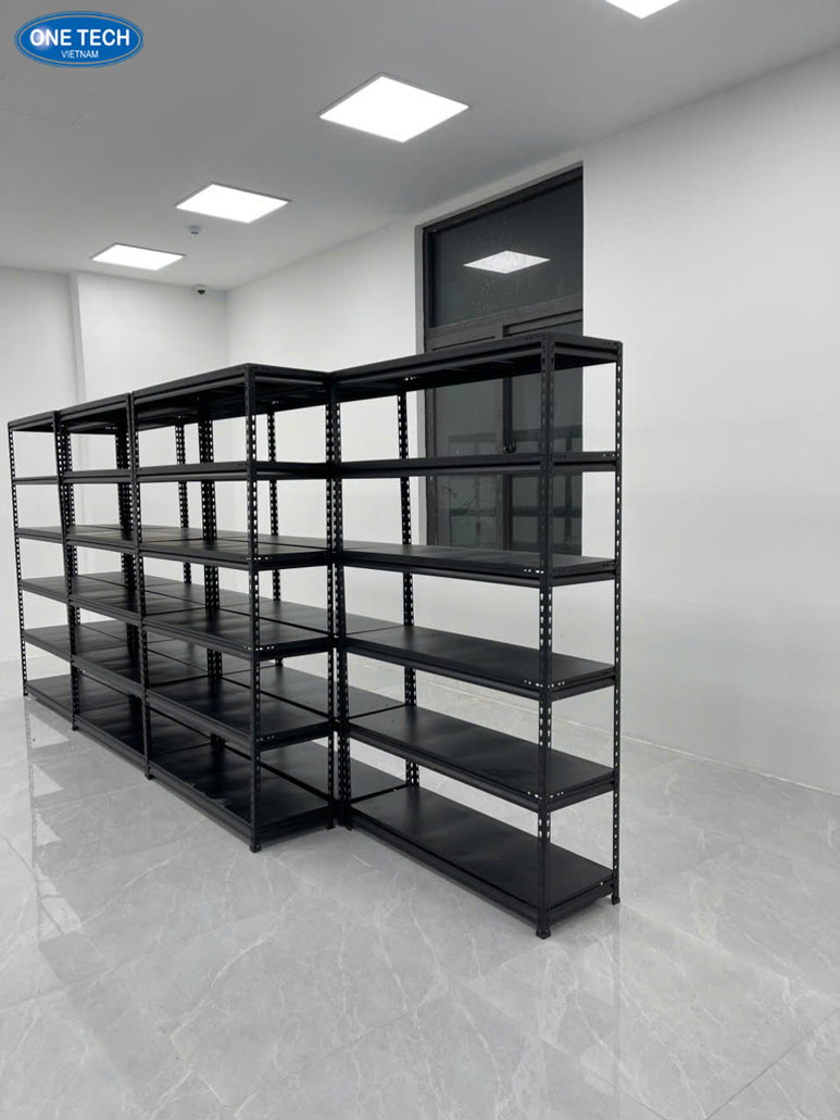 Hình ảnh thực tế kệ bày nước suối trong cửa hàng bán lẻ Kệ bày nước suối được lắp đặt trong cửa hàng, thiết kế đa tầng, phù hợp với trưng bày sản phẩm nước uống.