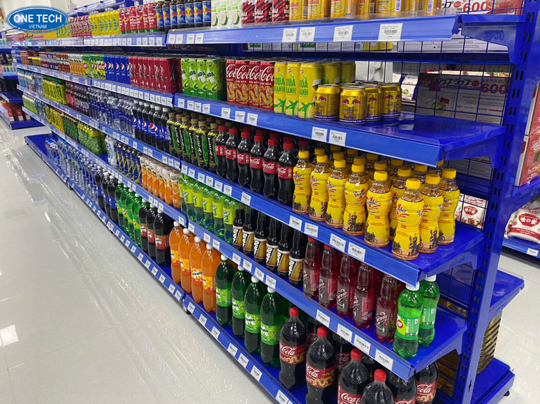 Kệ trưng bày nước uống đóng chai – Hình ảnh thực tế tại cửa hàng Kệ đựng nước suối thiết kế gọn nhẹ, trưng bày sản phẩm ngay ngắn trong không gian cửa hàng thực tế.