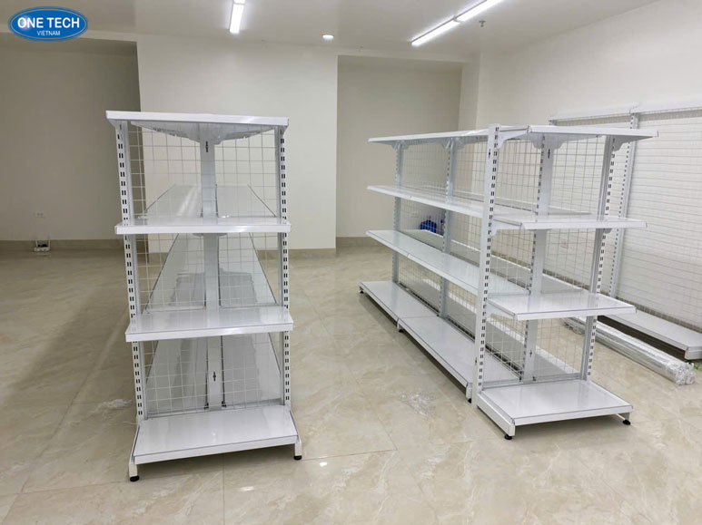 Ảnh thực tế kệ bày nước suối nhiều tầng – Phù hợp siêu thị Kệ nước suối trưng bày nhiều tầng tại siêu thị, sắp xếp khoa học.
