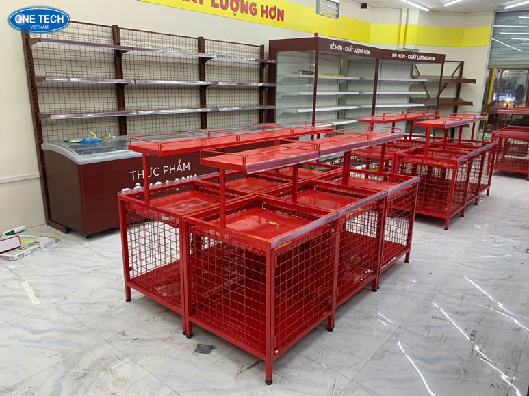 Kệ trưng bày nước suối lắp ráp nhanh – Ảnh chụp thực tế Kệ nước suối dạng lắp ráp, dễ vận chuyển và lắp đặt tại cửa hàng.