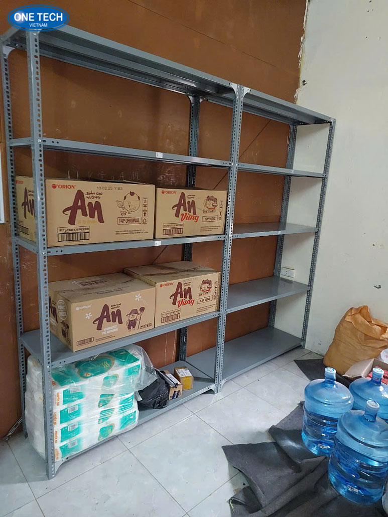 Kệ V lỗ trưng bày nước suối - Giải pháp tối ưu cho không gian cửa hàng Kệ V lỗ trưng bày nước suối giúp tiết kiệm không gian, dễ dàng trưng bày các chai nước suối trong cửa hàng.
