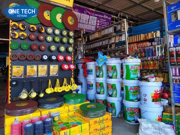 Tư vấn mở cửa hàng kim khí điện nước – Kinh nghiệm và chiến lược thành công Hình ảnh minh họa cửa hàng kim khí điện nước với đầy đủ kệ trưng bày và vật tư