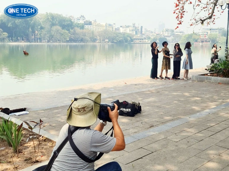 Kinh doanh dịch vụ chụp ảnh quay phim sự kiện nhỏ tại nông thôn Người thợ chụp ảnh chuyên nghiệp đang thực hiện quay phim sự kiện nhỏ tại vùng nông thôn