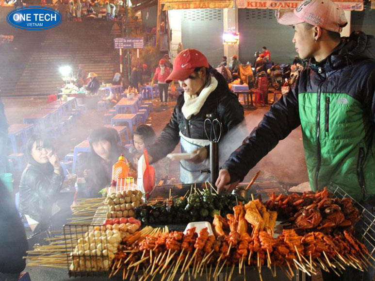 Quán đồ nướng xiên que buổi tối đông khách tại nông thôn Quán ăn vặt buổi tối bán đồ nướng, xiên que với thực khách đông đúc ở vùng nông thôn