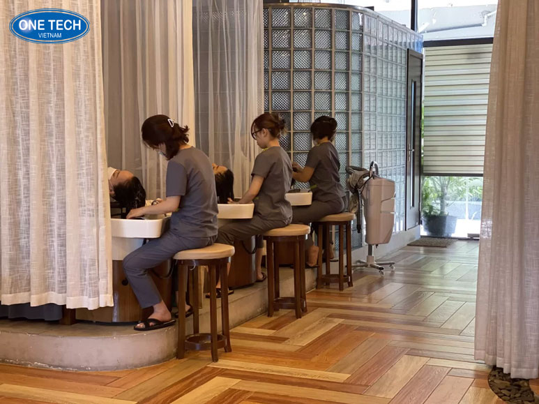 Kinh doanh tiệm tóc, gội đầu tại nhà với vốn 50 triệu ở nông thôn Chủ tiệm đang gội đầu cho khách trong tiệm tóc nhỏ tại nhà ở vùng quê