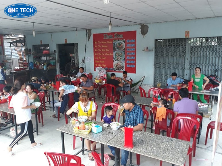 Kinh doanh quán ăn sáng ăn vặt với vốn 50 triệu tại nông thôn Hình ảnh một quán ăn sáng nhỏ tại nông thôn, phục vụ món ăn vặt như bánh mì, xôi, bún với không gian đơn giản, thân thiện