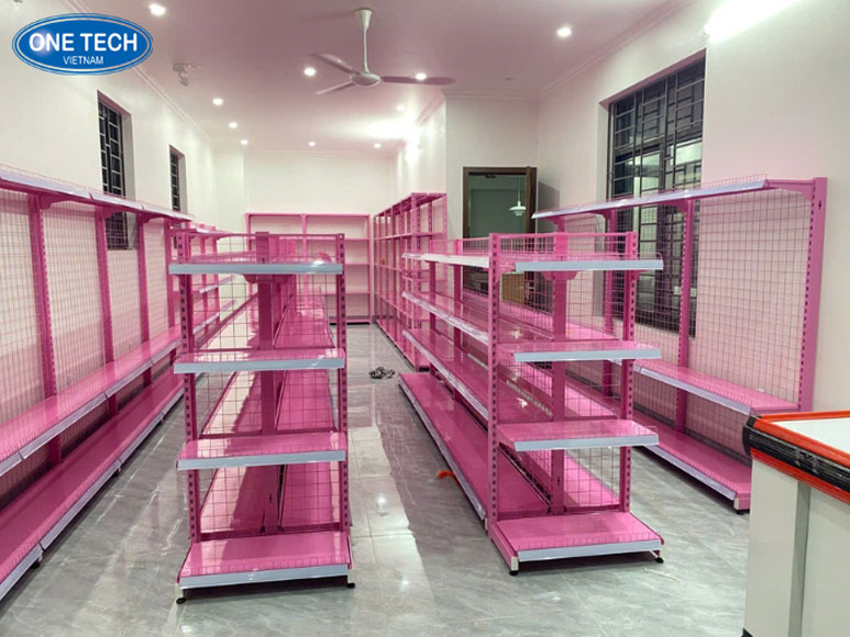 Mẫu kệ trưng bày sản phẩm bằng sắt đẹp, chắc chắn tại One Tech Kệ trưng bày bằng sắt màu trắng 5 tầng tại showroom One Tech – thiết kế hiện đại, chịu lực tốt