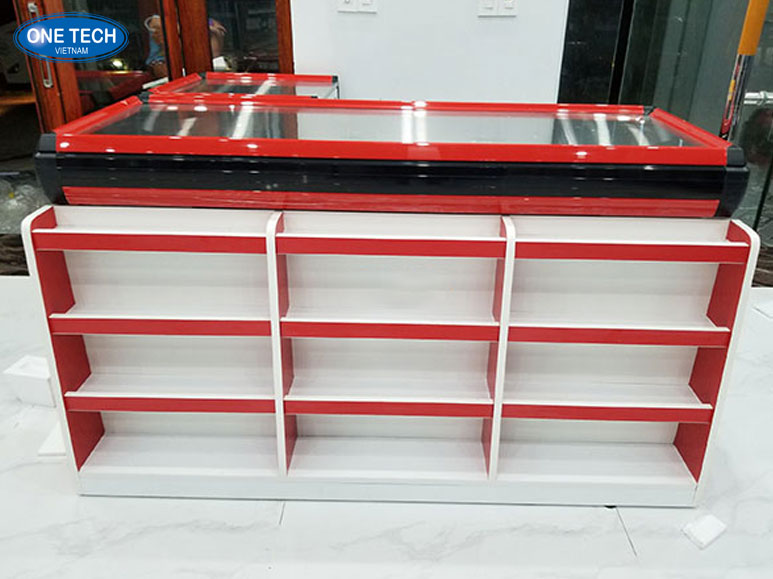 Bàn thu ngân One Tech lắp đặt tại cửa hàng – Bền đẹp, tiện dụng cho mọi không gian bán lẻ Ảnh chụp bàn thu ngân One Tech lắp tại cửa hàng, có thiết kế gọn gàng với nhiều ngăn chứa và bề mặt rộng