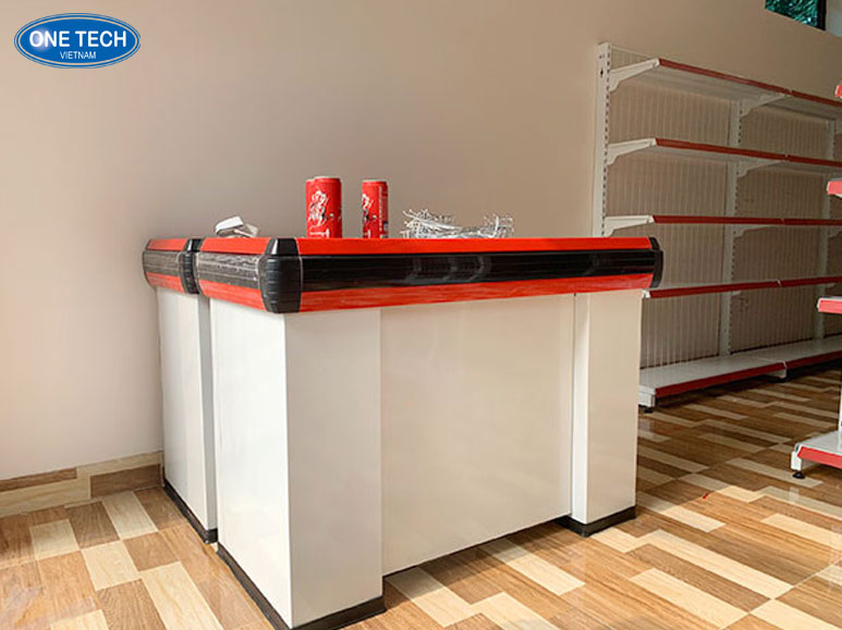 Bàn thu ngân One Tech lắp đặt hoàn chỉnh tại cửa hàng, nổi bật với thiết kế tiện nghi và chất liệu bền bỉ