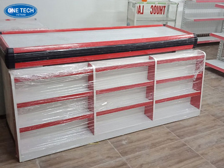 Mẫu bàn thu ngân One Tech tại cửa hàng thực tế – Tối ưu thiết kế cho quầy thanh toán Hình ảnh bàn thu ngân One Tech được lắp đặt trong không gian cửa hàng, kết hợp ngăn kéo, tủ chứa và mặt bàn rộng