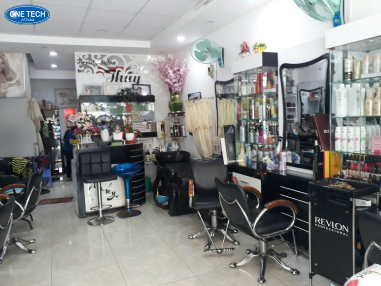 Mở tiệm salon tóc làm đẹp giá bình dân ở nông thôn Khách hàng đang làm tóc tại tiệm salon tóc giá bình dân ở khu vực nông thôn