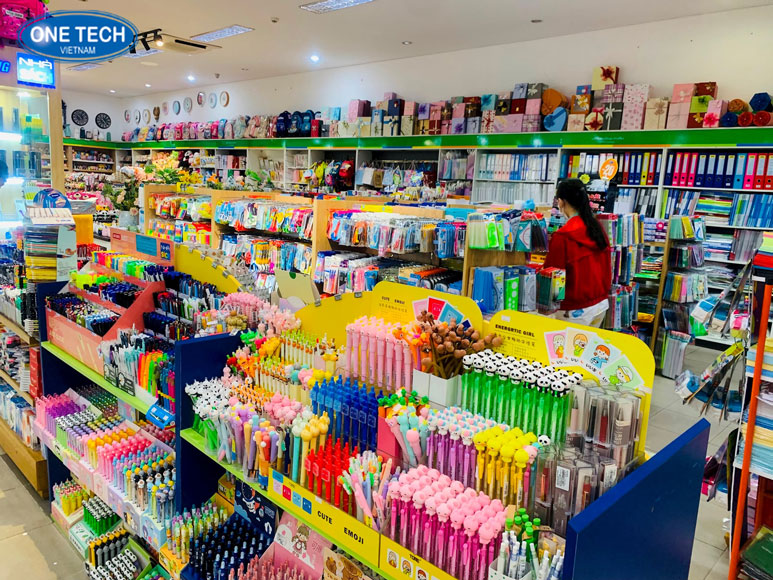 Kinh doanh dụng cụ học tập và đồ chơi trẻ em tại nông thôn - Cách nhanh giàu Kệ trưng bày dụng cụ học tập và đồ chơi trẻ em đa dạng tại cửa hàng nông thôn giúp tăng doanh thu nhanh chóng