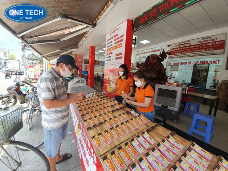 Mở đại lý vé số kết hợp bán đồ uống nhỏ lẻ ở nông thôn Người đàn ông mở đại lý vé số và bán đồ uống nhỏ lẻ tại khu vực nông thôn để tăng thu nhập nhanh chóng