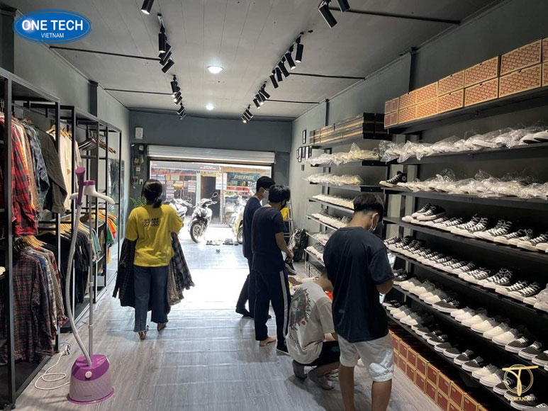 Buôn bán quần áo, giày dép bình dân tại nông thôn – Cơ hội làm giàu hiệu quả Cửa hàng quần áo và giày dép bình dân ở vùng nông thôn thu hút nhiều khách hàng mua sắm