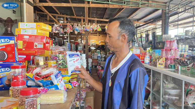 Các sản phẩm đường, muối, bột ngọt được trưng bày gọn gàng trên kệ tạp hóa – nhóm hàng thiết yếu bán chạy nhất