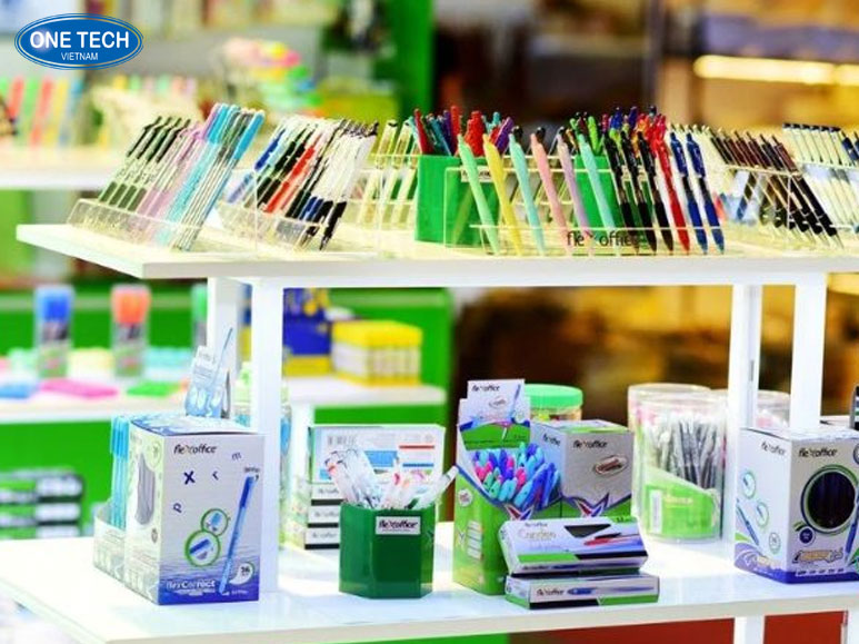 Bộ sưu tập đồ dùng học tập và văn phòng phẩm phổ biến như bút, vở, kéo, hồ dán, giấy in, bán chạy nhất trong các mặt hàng tạp hóa