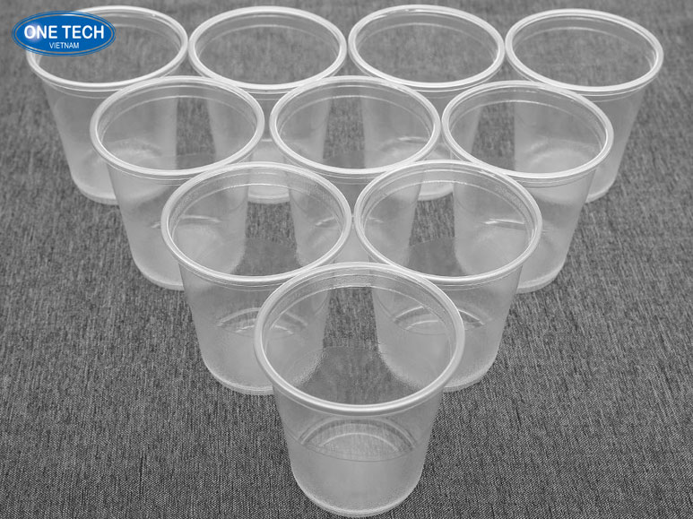 Ly nhựa dùng một lần an toàn, thích hợp đựng nước giải khát trong các cửa hàng tạp hóa