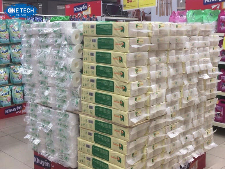 Các sản phẩm khăn giấy, giấy ướt và giấy vệ sinh phổ biến được bày bán trong cửa hàng tạp hóa
