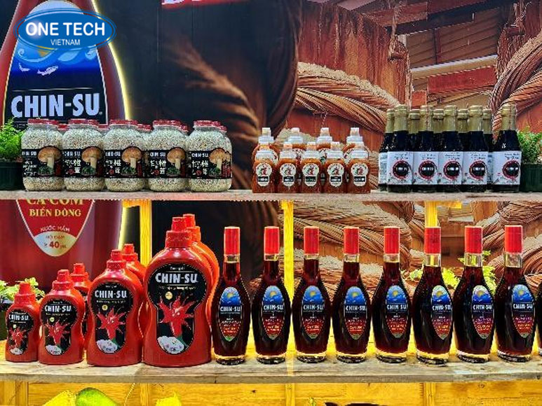 Các loại gia vị phổ biến trong tạp hóa: chai nước mắm, tương ớt, nước tương, gia vị nấu ăn