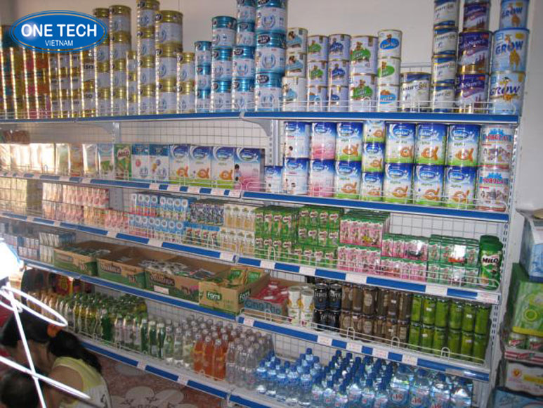 Các loại sữa hộp, sữa tươi và sản phẩm từ sữa được trưng bày tại cửa hàng tạp hóa, thu hút người tiêu dùng