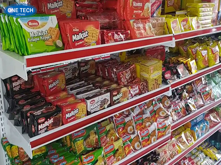 Các loại bánh kẹo, snack và mì ăn liền phổ biến tại cửa hàng tạp hóa, được trưng bày gọn gàng trên kệ