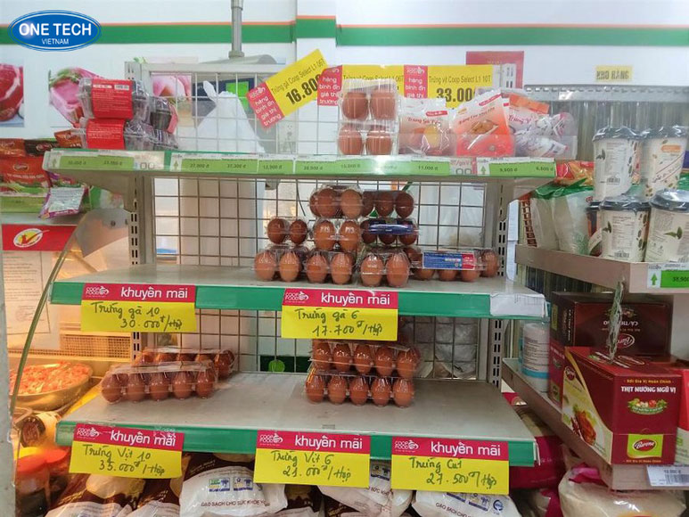 Hình ảnh trứng gà và trứng vịt tươi được trưng bày tại cửa hàng tạp hóa, mặt hàng thực phẩm bán chạy hàng ngày