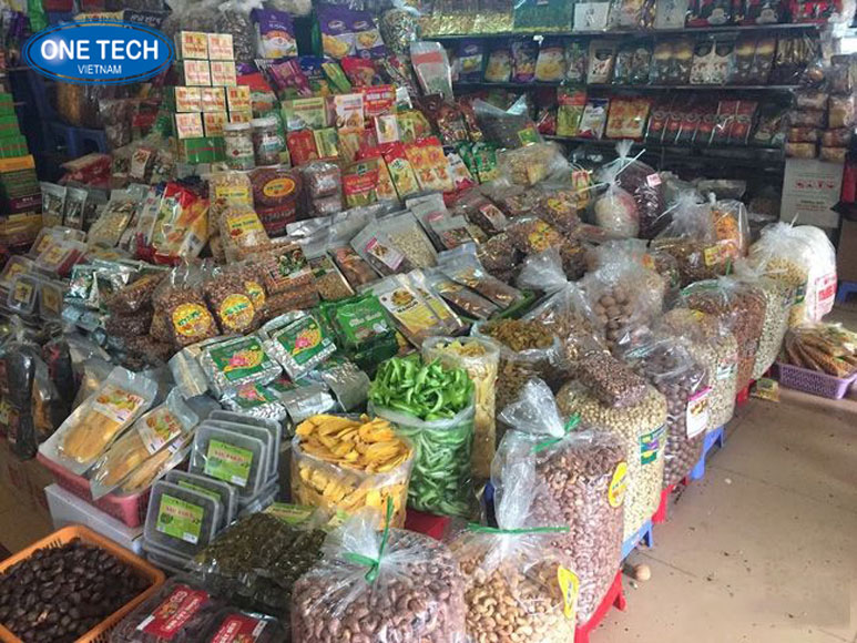 Các loại đồ khô, hạt và đậu đóng gói bày bán trong cửa hàng tạp hóa – lựa chọn phổ biến của người tiêu dùng