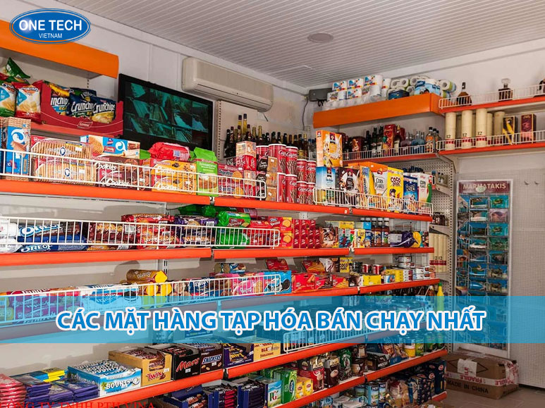 Các mặt hàng tạp hóa bán chạy như mì gói, dầu ăn, nước mắm, sữa và bánh kẹo được trưng bày trên kệ siêu thị