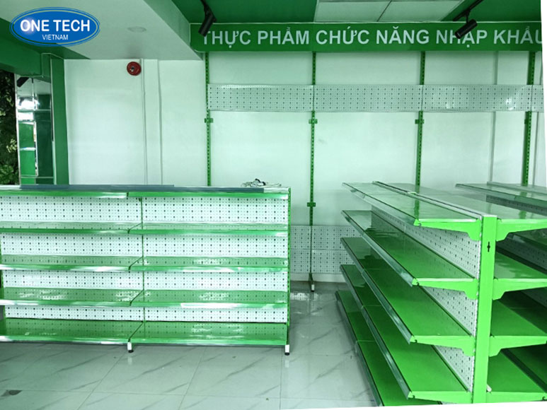 Kệ trưng bày sản phẩm sắt chắc chắn và tinh tế – One Tech Kệ trưng bày sắt bền bỉ, thiết kế thông minh từ One Tech – hoàn hảo cho cửa hàng và không gian bán lẻ