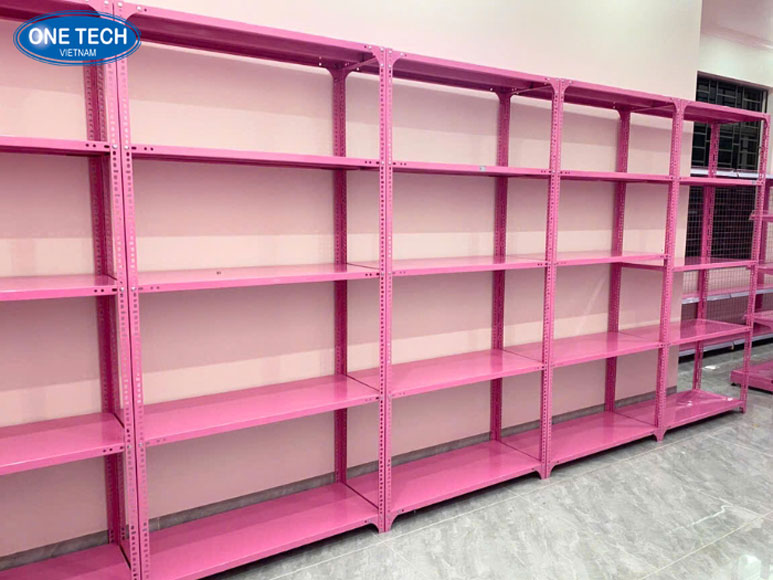 Kệ sắt trưng bày sản phẩm – Giải pháp trưng bày hàng hóa hiệu quả từ One Tech Kệ trưng bày bằng sắt chất lượng cao từ One Tech – Thiết kế hiện đại, phù hợp cho mọi mô hình bán lẻ