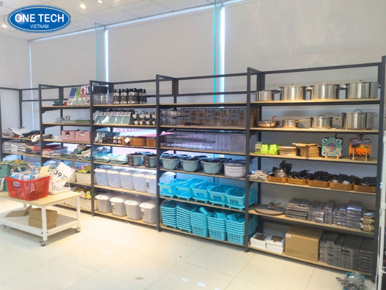 Kệ trưng bày hàng hóa bằng gỗ thẩm mỹ, cao cấp – Thiết kế hiện đại cho không gian bán lẻ Kệ trưng bày hàng hóa bằng gỗ cao cấp với thiết kế thẩm mỹ, hiện đại, phù hợp cho các cửa hàng và siêu thị