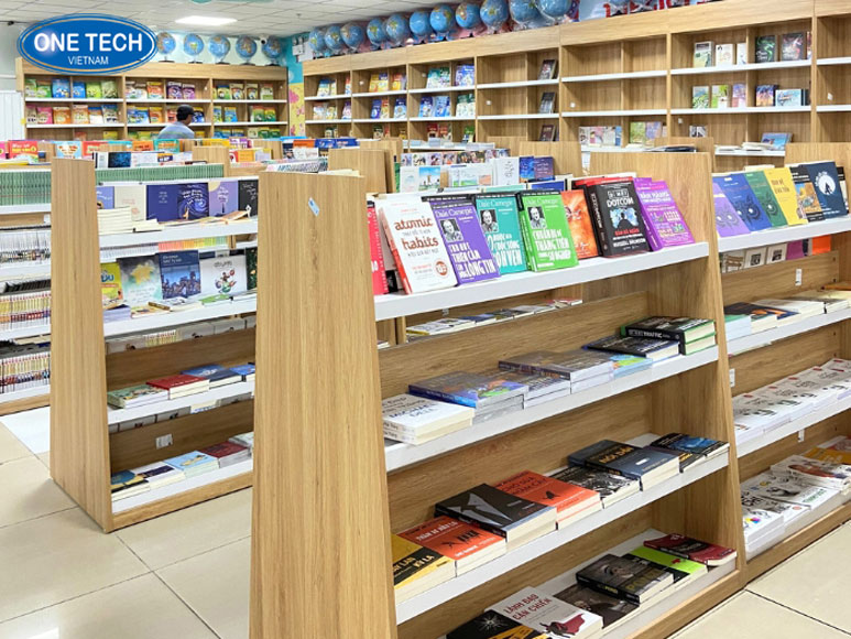 Lợi ích của Kệ Gỗ Trưng Bày Trong Không Gian Mở Kệ gỗ trưng bày giúp tiết kiệm không gian, tạo sự sang trọng và tổ chức gọn gàng trong cửa hàng hoặc nhà ở