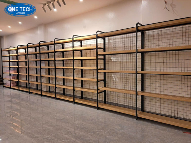 Các mẫu kệ trưng bày sản phẩm bằng gỗ tại One Tech Mẫu kệ trưng bày sản phẩm bằng gỗ chất lượng cao từ One Tech giúp tăng sự chuyên nghiệp và thẩm mỹ cho cửa hàng