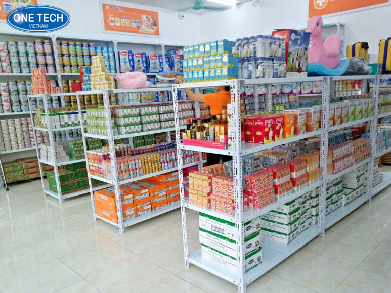 Ưu điểm nổi bật khi sử dụng kệ sắt trong trưng bày sản phẩm Kệ sắt trưng bày hàng hóa trong siêu thị giúp tối ưu không gian và tăng hiệu quả trưng bày