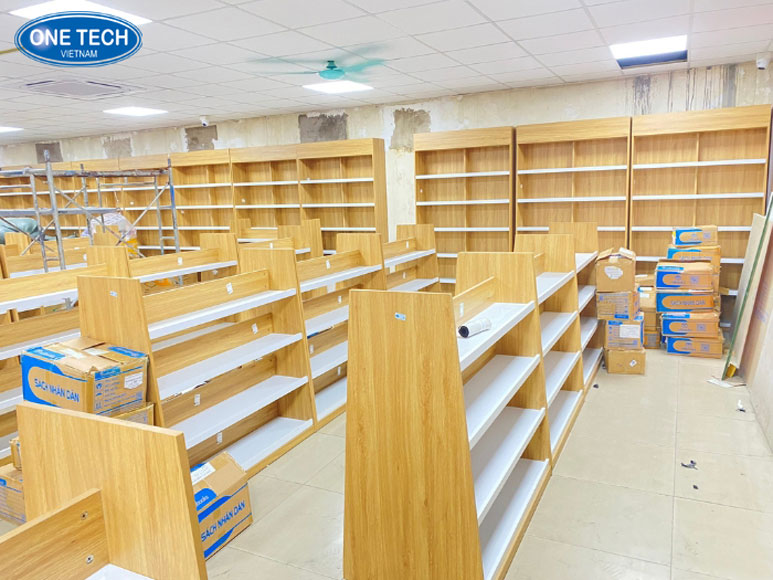 Kệ trưng bày sản phẩm bằng gỗ từ One Tech – Tạo dựng không gian bán lẻ chuyên nghiệp Kệ gỗ trưng bày sản phẩm từ One Tech – Sự kết hợp hoàn hảo giữa thiết kế và tính năng sử dụng cho cửa hàng