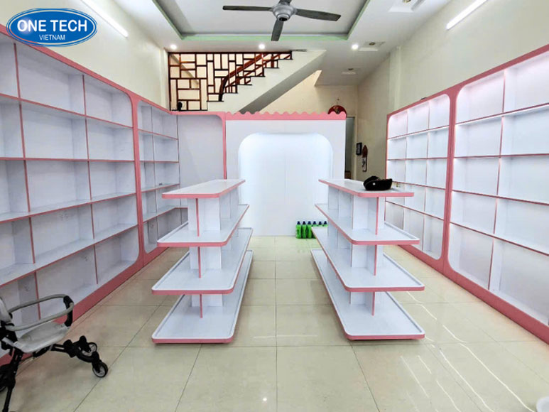 Kệ trưng bày sản phẩm bằng gỗ One Tech – Đưa sản phẩm của bạn lên tầm cao mới Kệ trưng bày gỗ One Tech – Thiết kế độc đáo, dễ dàng sử dụng, phù hợp với mọi không gian bán lẻ