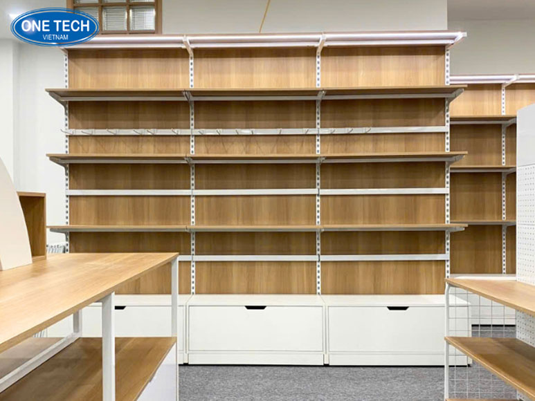 Kệ trưng bày sản phẩm gỗ One Tech – Giải pháp trưng bày tinh tế cho cửa hàng của bạn Kệ trưng bày gỗ One Tech – Kết hợp hoàn hảo giữa thiết kế tiện ích và thẩm mỹ cho không gian bán lẻ