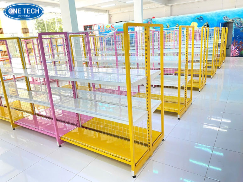 Thiết kế kệ trưng bày sắt hiện đại, tối ưu không gian bán hàng tại One Tech Kệ trưng bày sắt công nghiệp 5 tầng tại One Tech – giải pháp lưu trữ hàng hóa hiệu quả cho cửa hàng