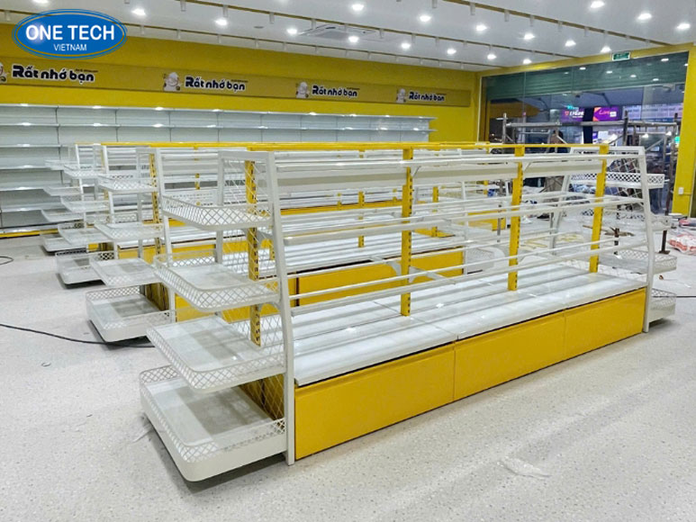 Giải pháp kệ trưng bày bằng sắt bền đẹp cho cửa hàng – Sản xuất bởi One Tech Kệ trưng bày sắt One Tech với thiết kế 5 tầng chắc chắn, sơn tĩnh điện, phù hợp cho mọi mặt hàng trưng bày