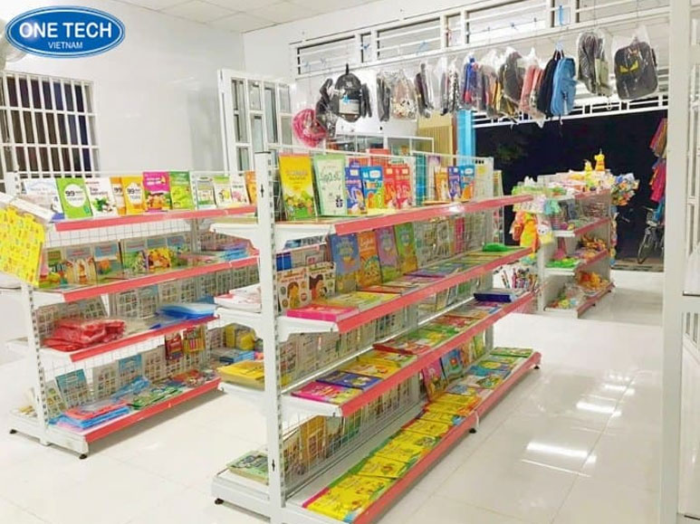 Xếp sách theo thể loại trên kệ trưng bày gọn gàng và khoa học Cách xếp sách theo thể loại trên kệ trưng bày giúp dễ tìm kiếm và tạo sự thu hút